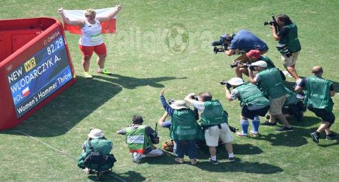 البولندية أنيتا تحطم الرقم القياسي العالمي في المطرقة وتحصد الميدالية الذهبية 